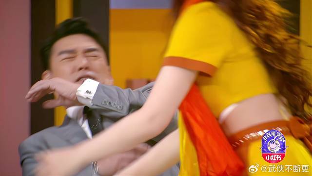 虞书欣克王耀庆的吧，转手绢甩王耀庆脸上，笑不活了！