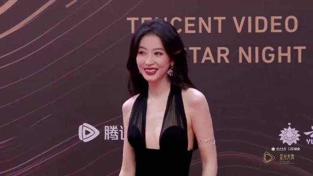 林允亮相红毯造型，玫红色低胸礼服裙大秀事业线，太有魅力了