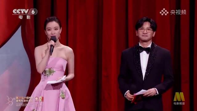 倪妮一袭粉丝抹胸裙尽显好身材，腰臀比堪称一绝，简直太迷人了