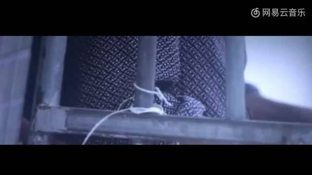 “没人知道此处，不该只有荒草青丘” 歌曲名：《无碑人》 演唱者： 贰婶