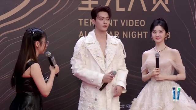 许凯景甜手牵手走红毯，现场比心甜蜜五连拍太好磕，甜度直接爆表