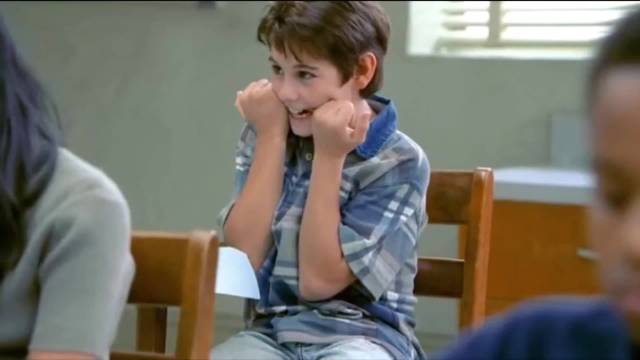 先天疾病小男孩被老师歧视，校长却帮助他成功，请叫我第一名