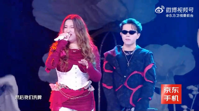 锤娜丽莎米尔艾力组合从走心到说唱机器人助阵震撼舞台