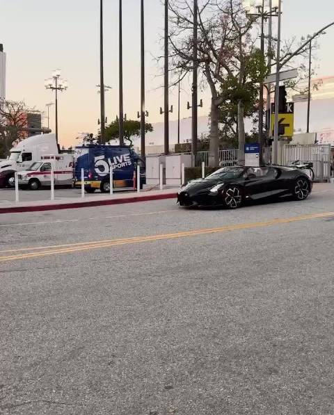 有点帅啊！东契奇驾驶新车布加迪威龙抵达球馆！