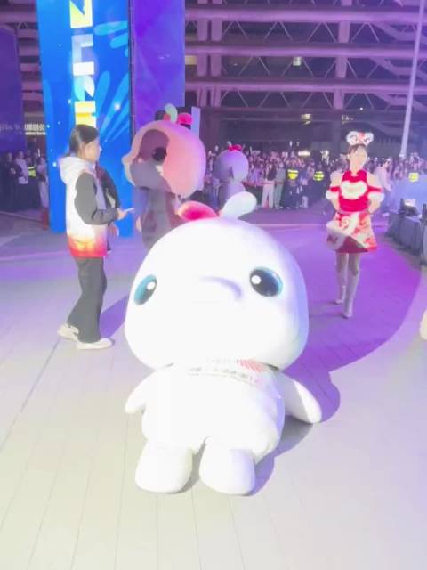 大湾鸡叶问蹲失败引围观，路人询问方知真起不来