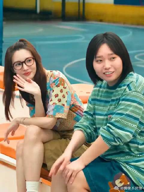 怎么能一本正经的装作打电话