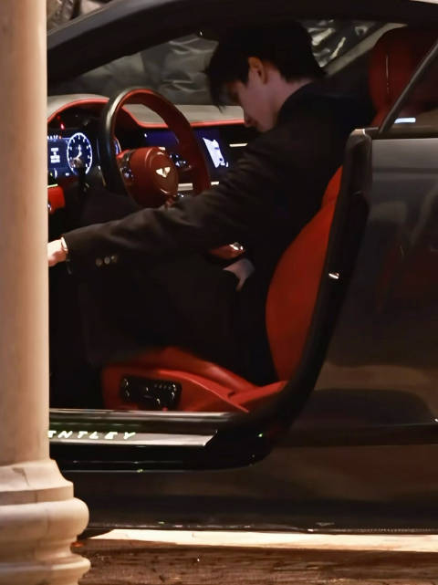 敖瑞鹏岑森坐上了他的充电宝