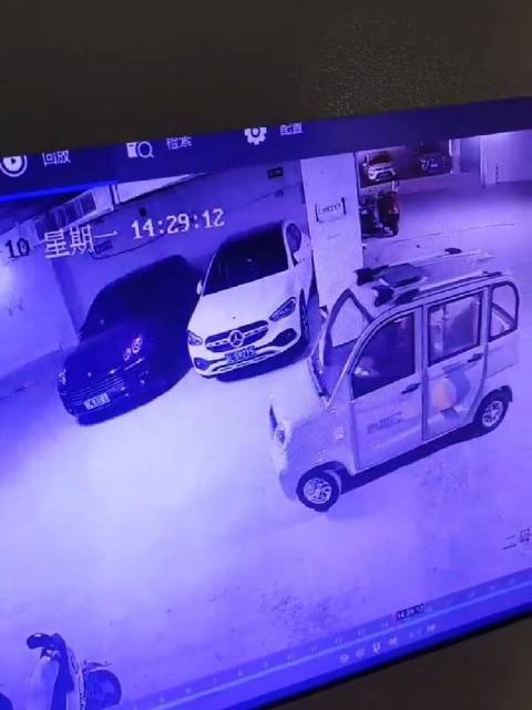 无牌无证代步车，停在车位里都能被撞，关键没有保险，想理赔可太难了