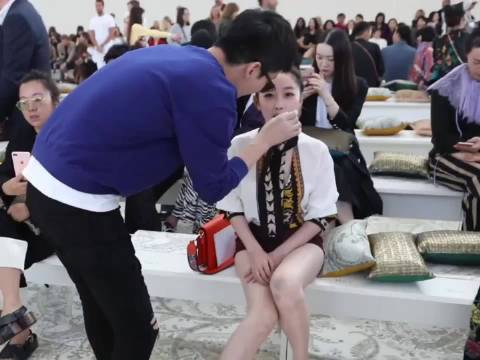 蒋梦婕看秀花絮曝光，腿部状态引关注