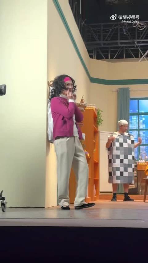 朱美吉质问李明磊舞台表现，李明磊沉浸式演绎婶美人