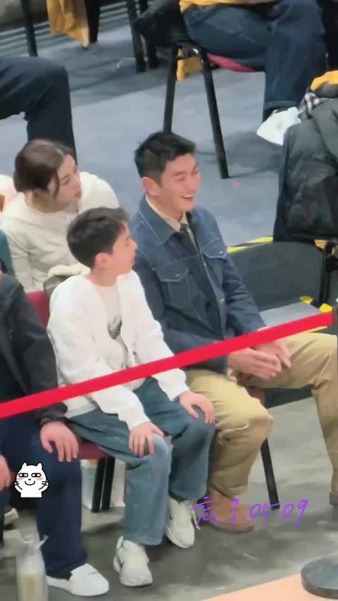 杜江带嗯哼观赛，嗯哼侧颜神似李现显基因优势