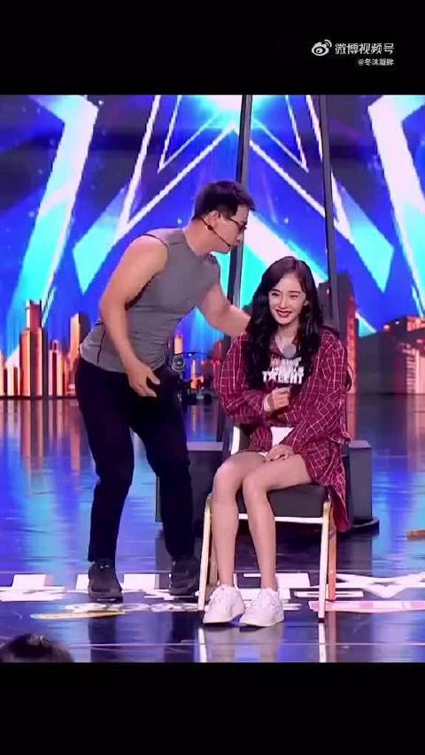 杨幂看上去好紧张啊！