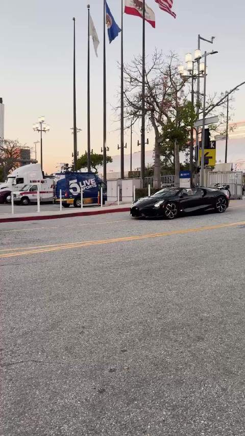 东契奇开着布加迪来上班了