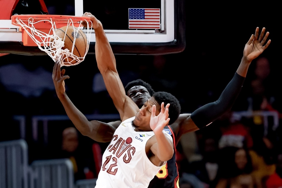 NBA杯：米切尔42+7三分骑士惜败老鹰 杰伦29+12+12