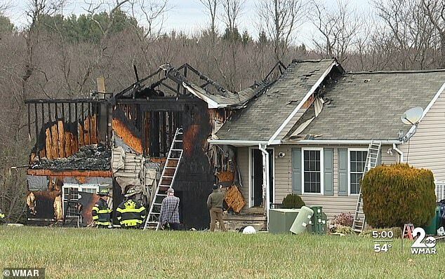 美国一名男子与妻子争执后被迫搬进房车，随后浇汽油纵火，烧毁了自己家房子