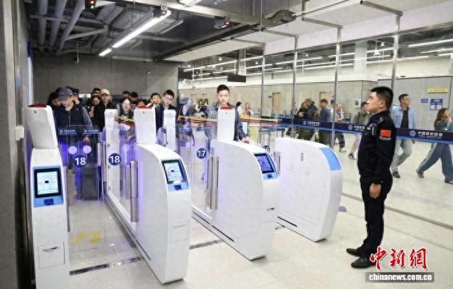 边检民警在皇岗口岸入境大厅新增开快捷通道区域执勤。皇岗边检站供图