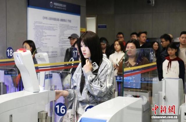 旅客从香港经皇岗口岸入境大厅新增开快捷通道丝滑通关。皇岗边检站供图