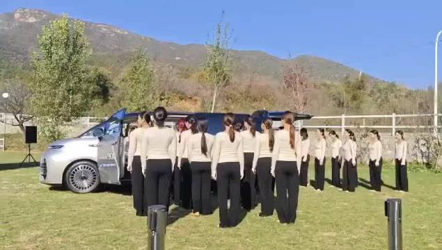 吉利银河V900挑战一车装下42人，成功拿下吉尼斯世界纪录