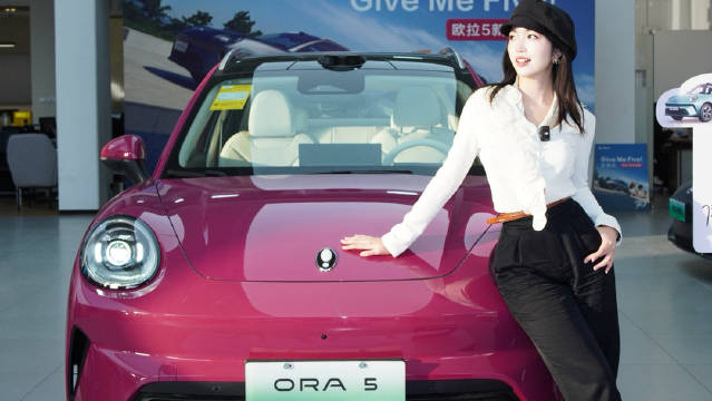 侯明昊代言欧拉5实车体验，林芝红配色吸睛，10.98万起预售