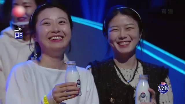 锤娜丽莎为看周笔畅演唱会，假装工作人员，结果亮了