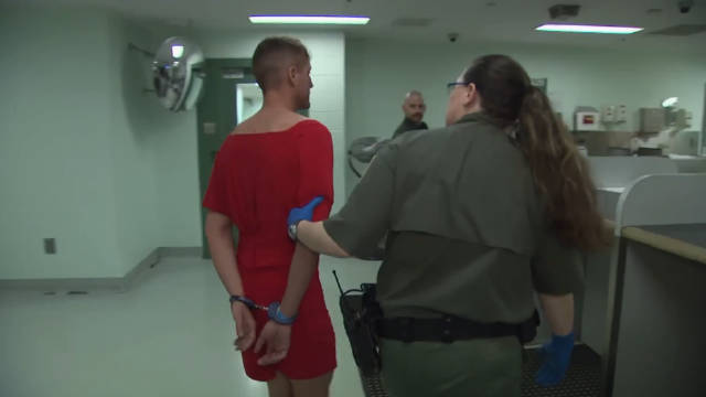 红裙“联邦探员”自称认识摩纳哥王子！警察：剧本挺全啊？