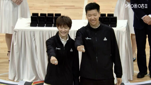 广东女篮在WCBA新赛季开始之前领取上赛季总冠军戒指～ 姐姐笑的好灿烂