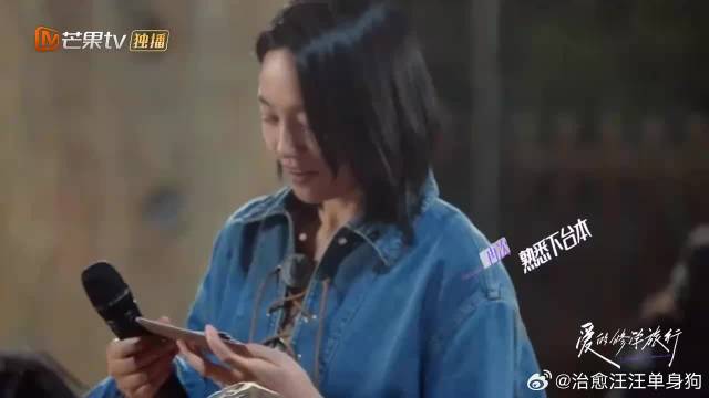 朱丹再次上台主持，周一围在台下拍照记录，很开心