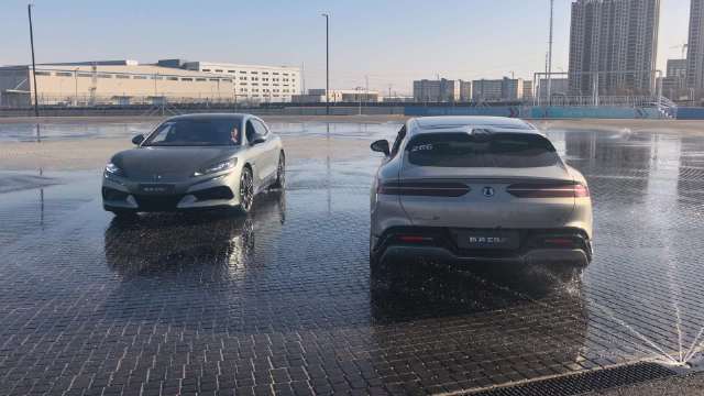 比亚迪易三方技术秀，双车漂移