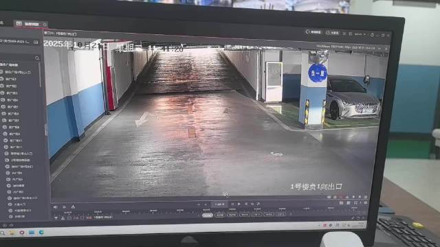 停了一个多月的车准备开出去洗车，发现被撞了…万幸还有监控