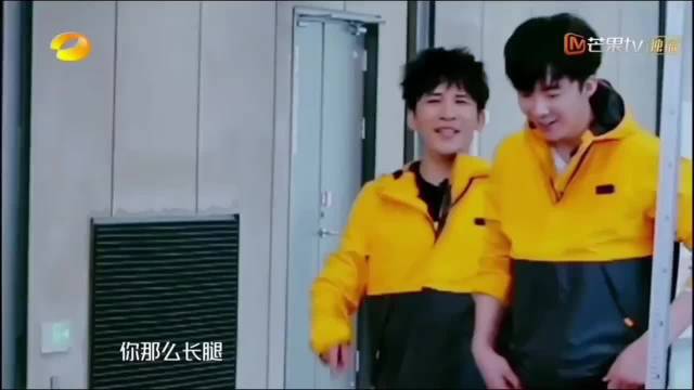 刘宇宁大长腿跳高惊艳，大张伟幽默调侃