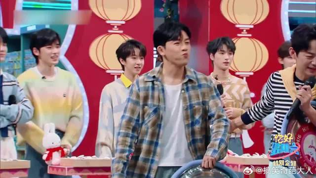 田震猜到宋亚轩喜欢吃的菜，还送上一个拥抱，羡慕了