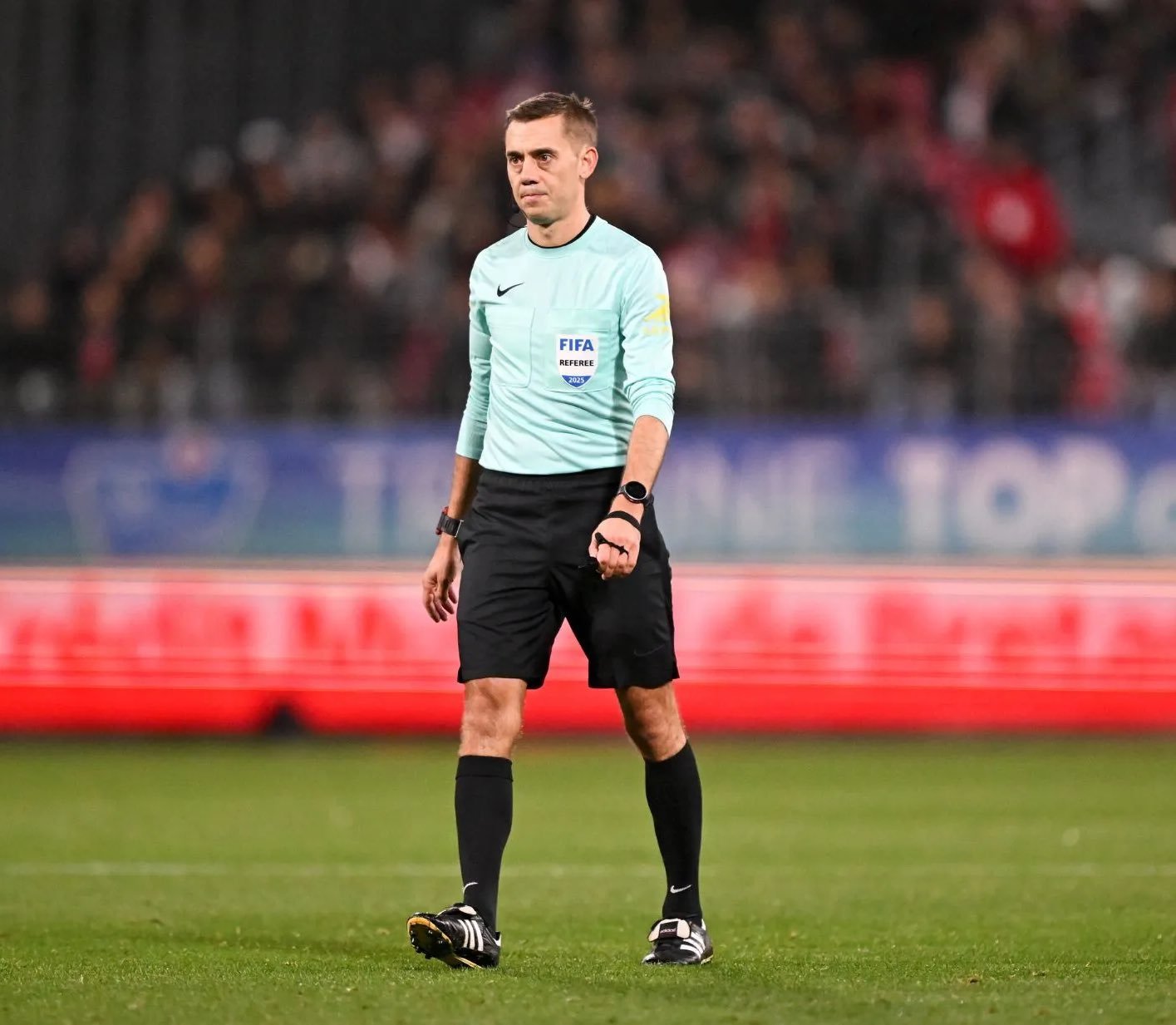 两个烂裁判 这样的伤势不给红牌