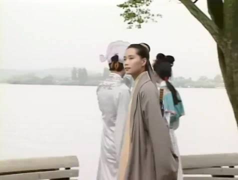 姐姐，你眼光真不错吖，那个人头是头，脚是脚，像个念书的吖