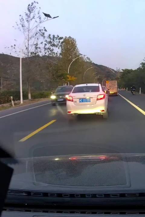 危险超车引恐慌，视频记录惊险瞬间