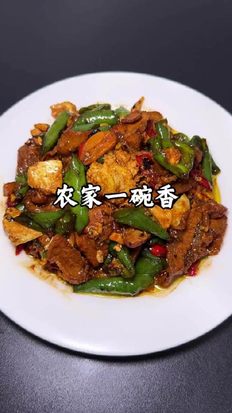 农家一碗香家常菜走红，网友赞男人下厨帅过彭于晏