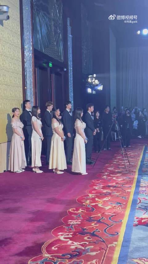 黄雅琼刘雨辰婚礼伴郎伴娘按身高排列，丫丫未穿高跟鞋