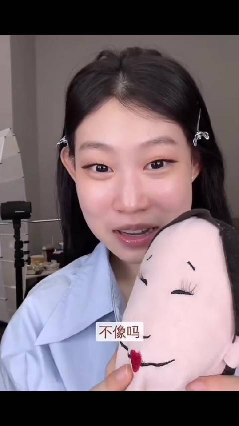 沈佳润这甜甜的笑容+搞怪玩偶，快乐都要溢出屏幕啦~可爱值拉满