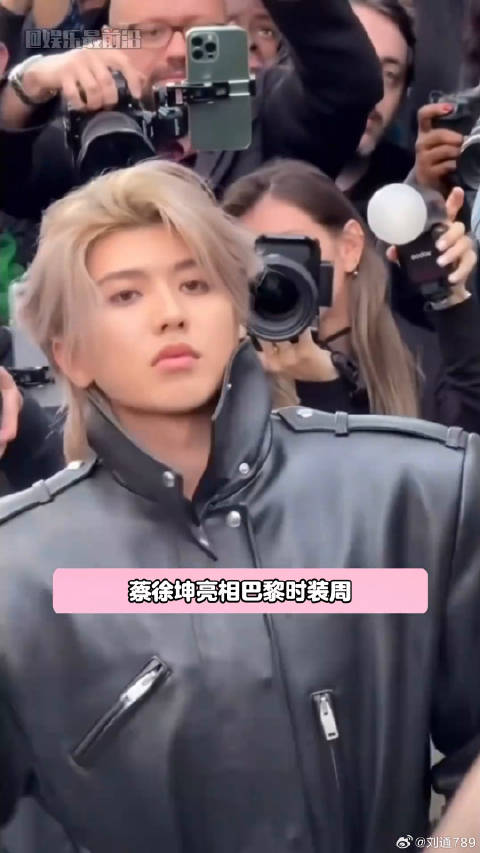 蔡徐坤亮相巴黎时装周，帅气有型微博VC计划
