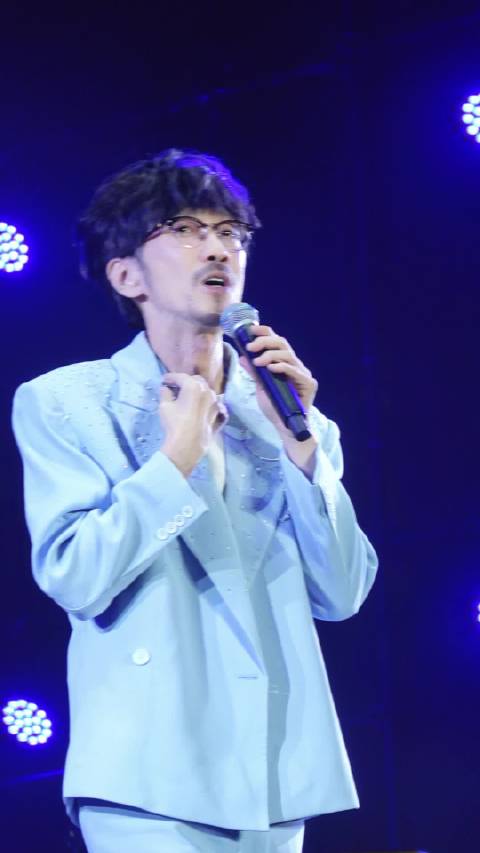 周传雄音乐节谈音乐治愈力量，新歌温情引万人合唱