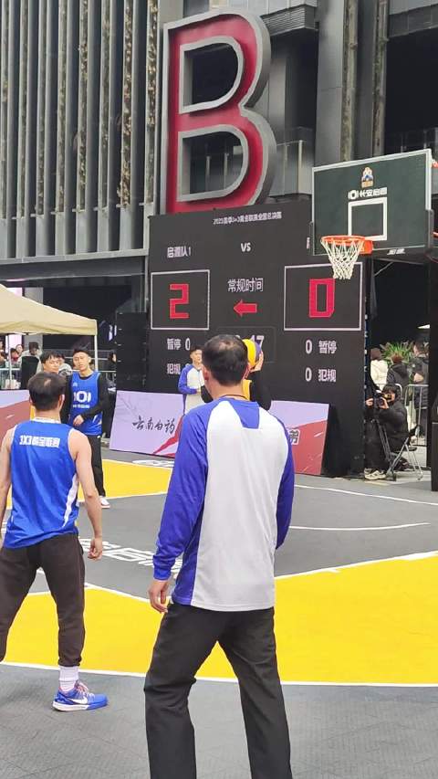 杨策带领长安启源领导们进行友谊赛