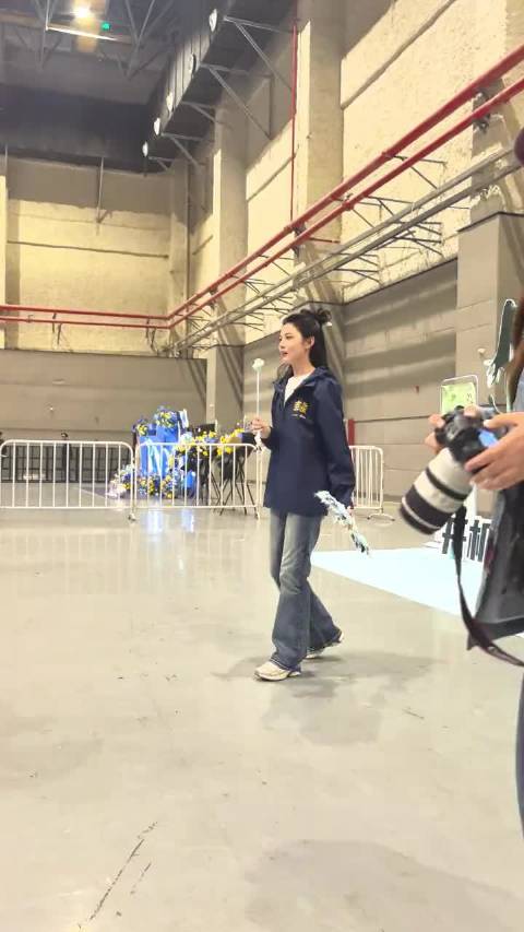 于正晒赵晴男装路透引争议，封神与短剧评价两极