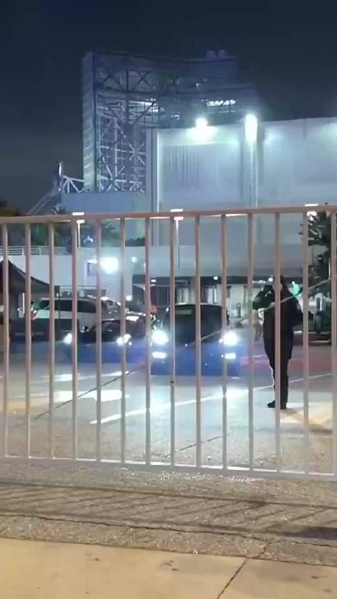 580万美刀的车！东契奇昨日开布加迪Mistral载一帅哥离场