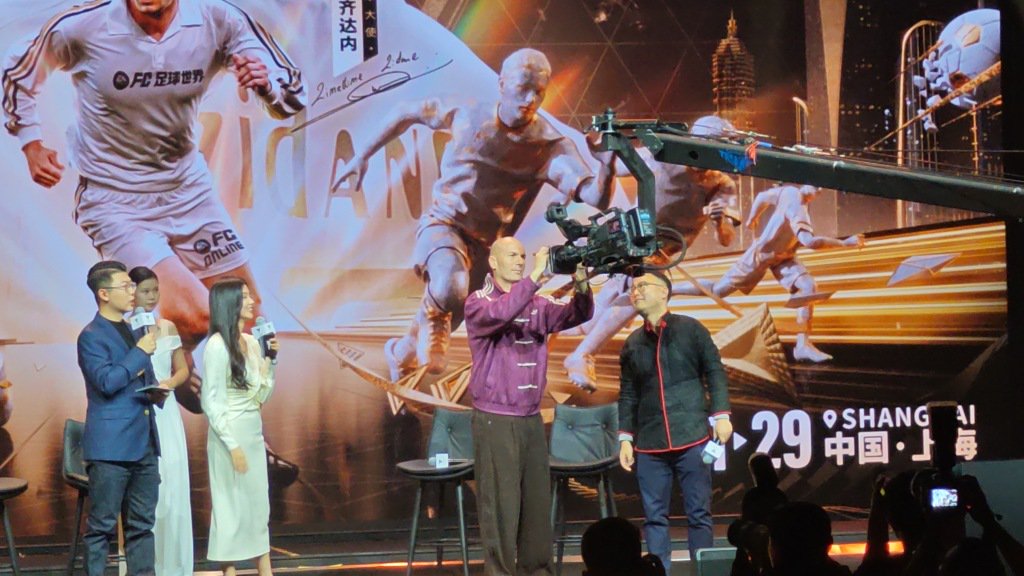 齐达内在现场留下亲笔签名。