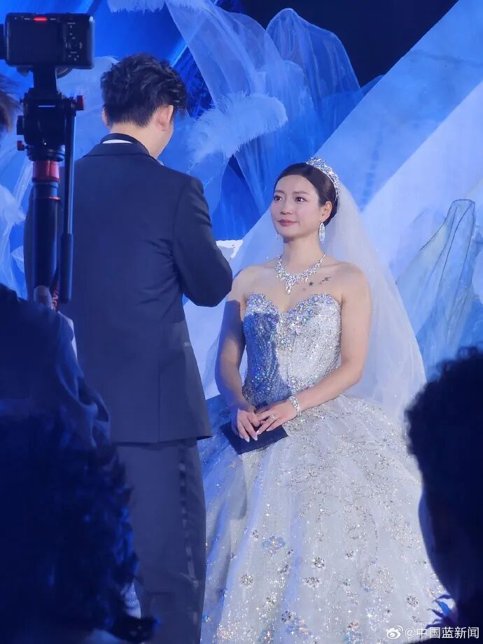 世界冠军黄雅琼、刘雨辰举行婚礼，陈雨菲、徐嘉余出席，樊振东、汪顺送上视频祝福