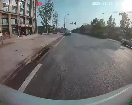 蔚来EC6撞水泥墩尾部断裂、路边车辆遭装甲车撞击