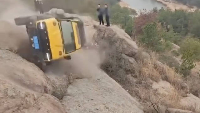 越野攀爬翻车视频曝光，专家解析油门控制与场地勘察关键