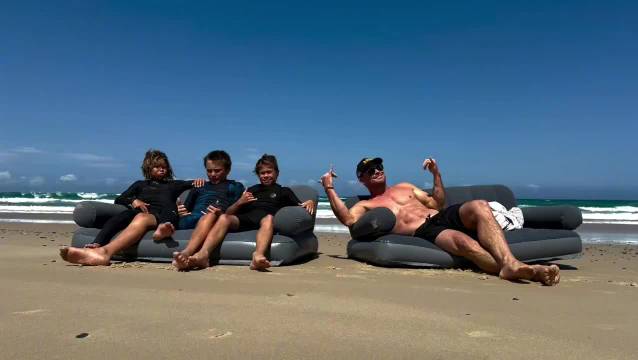 克里斯·海姆斯沃斯携子女冲浪秀腹肌