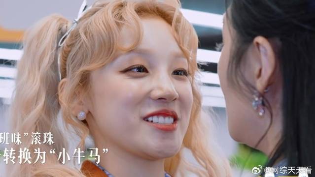 张雨绮上演无间道 一己之力耍两队，不愧是星爷御用演员