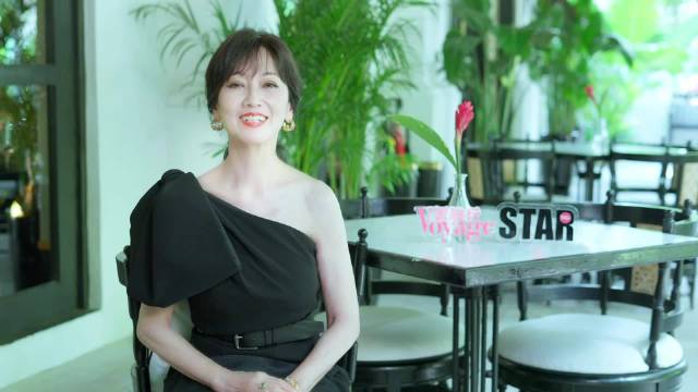 赵雅芝倡导可持续旅行，自带水杯减少塑料浪费