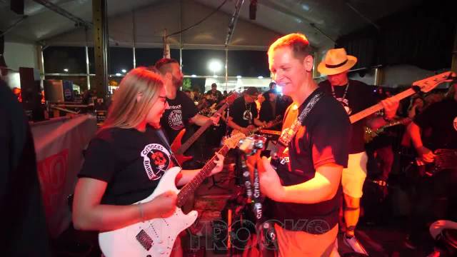 布达佩斯300音乐人合奏经典摇滚曲